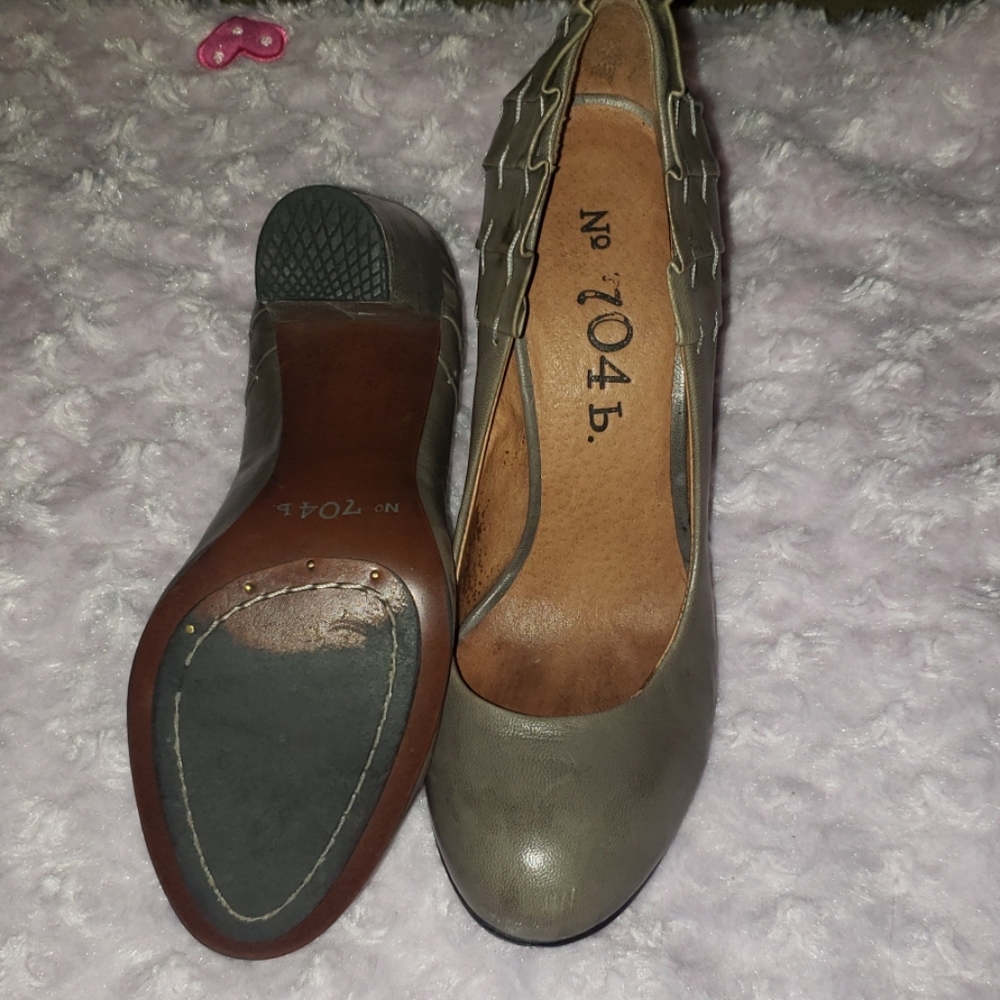N 704b. Round Leather Heels View 3
